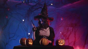 schön Hexe schneidet ein Kürbis zum Halloween. video