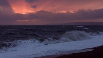 Sonnenuntergang und Sturm auf Strand video