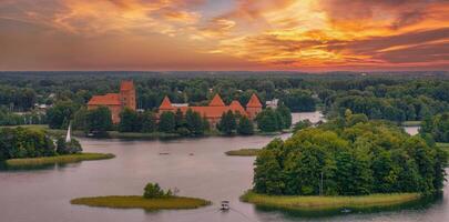 aéreo ver de trakai, terminado medieval gótico isla castillo en galve lago. foto