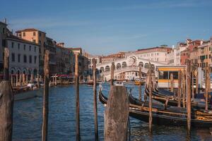escénico grandioso canal ver con amarrado góndolas en Venecia, Italia - icónico camino acuático encanto foto