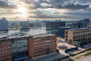 amanecer se despliega terminado el moderno urbano paisaje, cualquiera en Copenhague o Malmö. foto