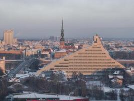 riga, letonia abril 10, 2019. ver de el letón nacional biblioteca en riga. foto