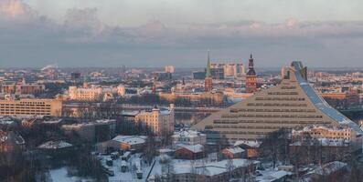 riga, letonia abril 10, 2019. ver de el letón nacional biblioteca en riga. foto