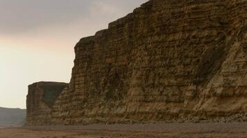 3 Clips im 1 herunterladen. drei anders Winkel von groß hoch aufragend Klippen durch das Meer. 4k Filmaufnahme. Schuss im gleich Ort wie Broadchurch Fernseher Serie, West bay, Dorset, Vereinigtes Königreich. Stereo Klang inbegriffen. video