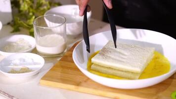 Cocinando proceso de haciendo súper delicioso francés brindis Disparo de Cocinando proceso. fácil desayuno receta desde un pan y huevos video