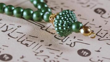 religion le livre de Islam coran et chapelet perles video