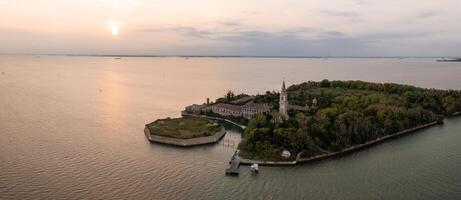 aéreo ver de el plagado fantasma isla de Poveglia en el veneciano laguna foto