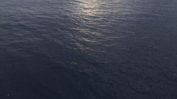 Antenne Aussicht von das Meer Wasser Oberfläche. Kamera fliegt Über das Ruhe azurblau Meer video