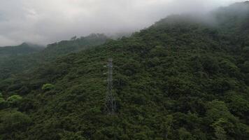 aereo Visualizza di nebbia nel il montagne dopo pomeriggio pioggia nel gorontalo Provincia, Indonesia video