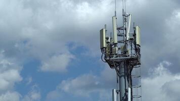 mobiel communicatie toren tegen de lucht. tijd vervallen video