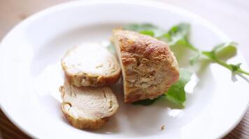 cuit poulet filet pièces avec épices et herbes, dans une assiette sur une table video