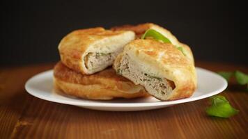 frit tartes avec Viande dans une assiette sur une en bois table video