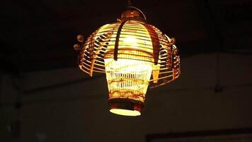 élégant embrasé nuit avec une ancien lampe. vieux ancien lumière sur foncé nuit. vieux ancien lampe sur le Hôtel à nuit video