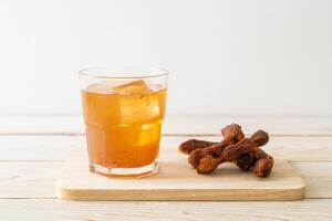 Deliciosa bebida dulce jugo de tamarindo y cubito de hielo. foto