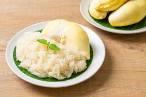 arroz pegajoso durian en un plato foto