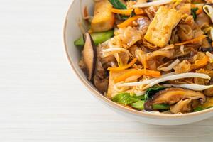 fideos salteados con tofu y verduras foto