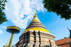 hermosa arquitectura en pra that lampang luang en tailandia foto