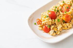 stir-fried tomatoes with egg on plate photo