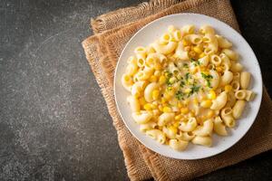 macarrones con queso cremoso de maíz en un plato foto