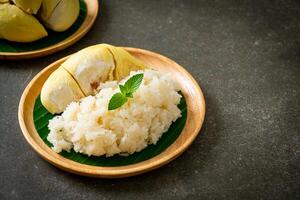 arroz pegajoso durian en un plato foto