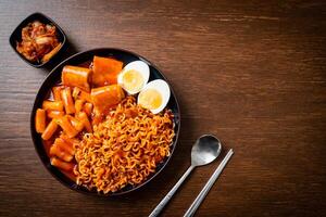 fideos instantáneos coreanos con pastel de arroz coreano y pastel de pescado y huevo cocido foto