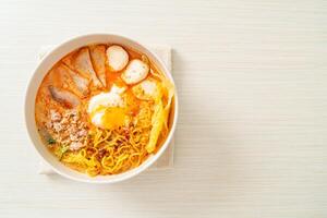 fideos de huevo con carne de cerdo y albóndigas en sopa picante foto