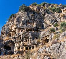 antiguo tumbas tallado dentro el rocas en el restos de myra foto