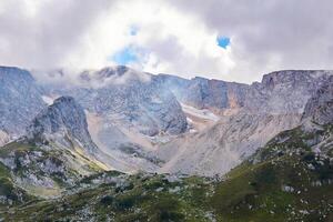 montaña circo en forma de cuenco Valle con derritiendo glaciares y alpino prados en el primer plano, montar pescado, Cáucaso foto