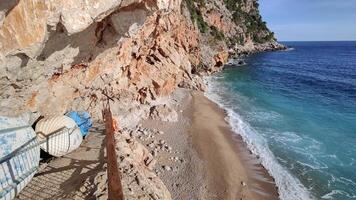 Visão do uma lindo ensolarado costeiro área. feriados e período de férias tempo. horário de verão. relaxar conceito. de praia. video