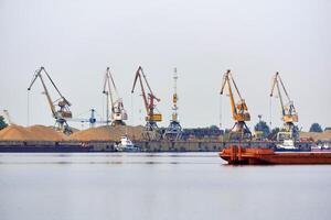 industrial río paisaje acuático con carga terminal y amarradero barcazas y remolcadores foto