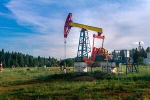 petróleo bombeo estaciones en un claro en el bosque foto