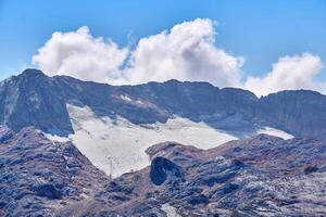 rocoso montaña pico con un glaciar pescado montaña en el Cáucaso, 2867 metro encima mar nivel foto