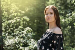 sólo un niña en un vestir camina mediante el bosque en primavera foto