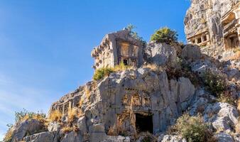 antiguo tumbas y criptas tallado dentro el rocas en el restos de myra foto