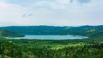 natural paisaje de kunashir isla, ver de el golovnin volcán caldera con caliente lago foto