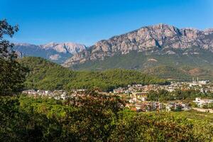 ver y de el pueblo en un montaña Valle Kemer, Turquía con montar tahtali licio Olimpo en el distancia foto