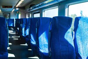 interior de viajero diario al trabajo pasajero tren coche foto