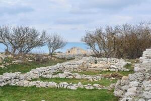 restos de el antiguo griego ciudad de chersonesos en el costa, descuidado con arboles foto