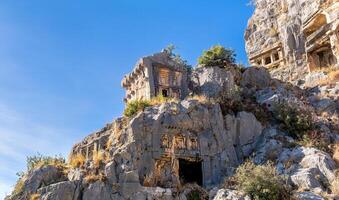 antiguo tumbas y criptas tallado dentro el rocas en el restos de myra foto