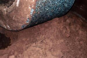 piedra de molino de industrial melanger moler cacao en el proceso de haciendo chocolate foto