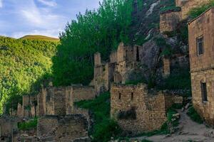 restos de casas en un ladera de la montaña en el vacío pueblo de gamsutl, daguestán foto