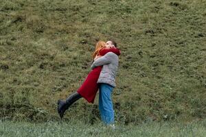 amantes reunión, hombre y mujer abrazando al aire libre foto