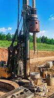 máquina para perforación profundo pila de algo es preparando a trabajo en el construcción de el puente foto