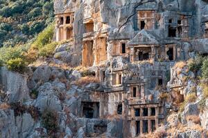 antiguo tumbas y criptas tallado dentro el rocas en el restos de myra foto