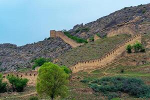 medieval fortaleza pared y torre en un montaña pendiente, shamil gunib fortaleza en daguestán foto