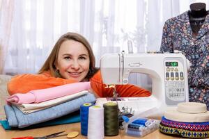 retrato de un mujer con un de coser máquina foto