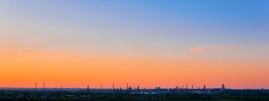 industrial silueta paisaje debajo el puesta de sol cielo foto