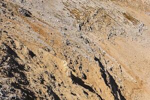 sin vida Desierto rocoso ladera de la montaña con agudo rocas foto