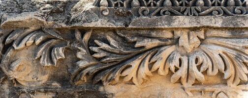 antiguo resistido alivio en el restos de un edificio en el antiguo ciudad de mira, Turquía foto