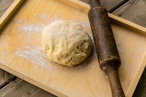 masa y de madera laminación alfiler en un Cocinando tablero foto